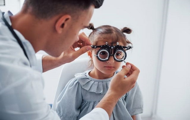 دکتر چشم‌ پزشکی کودکان