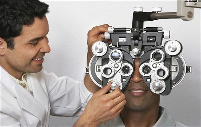 متخصص چشم‌ پزشکی